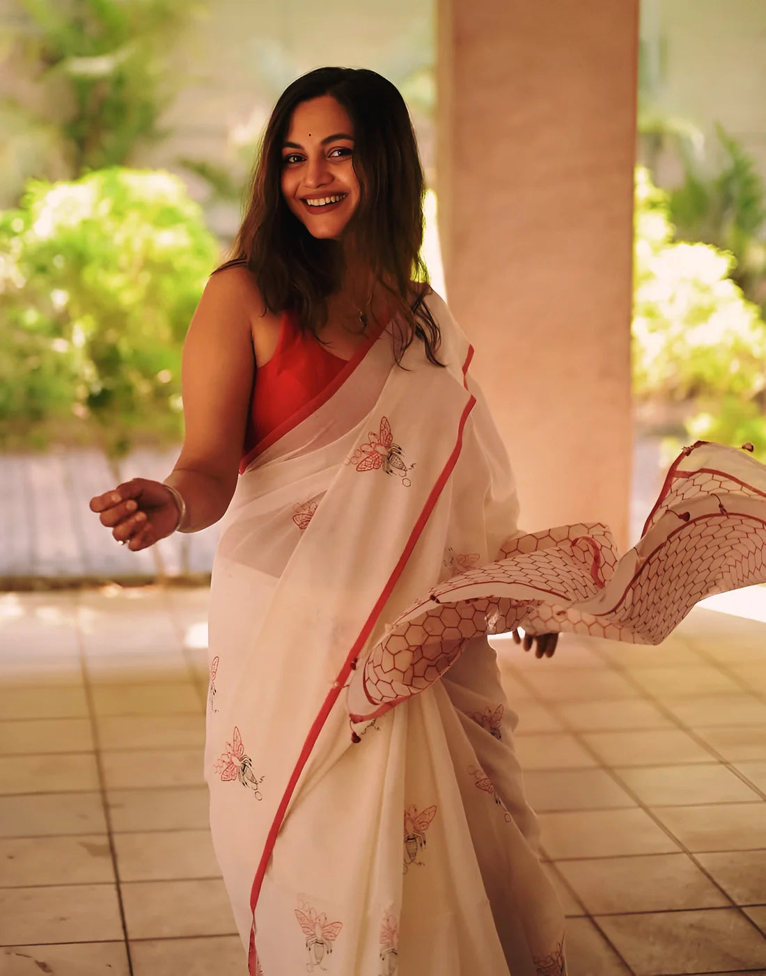 Elegant Cream Linen Saree with Minimal Floral Print & Contrast Border